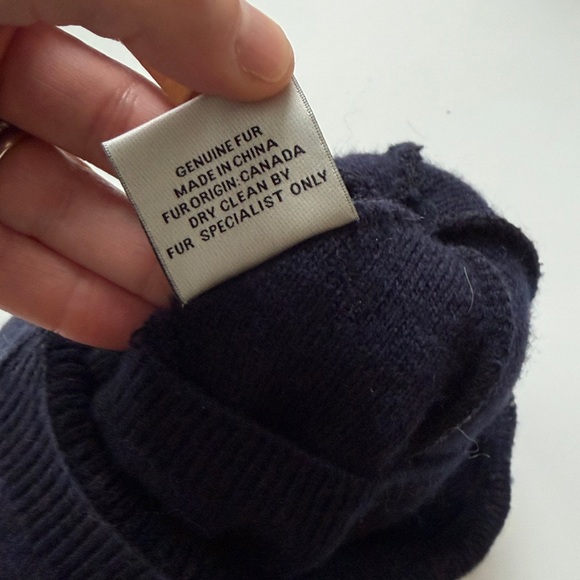 LINDA RICHARDS Navy & White Ski Beanie with Genuine Fur Pom-Pom LIKE NEW - Picture 3 of 4